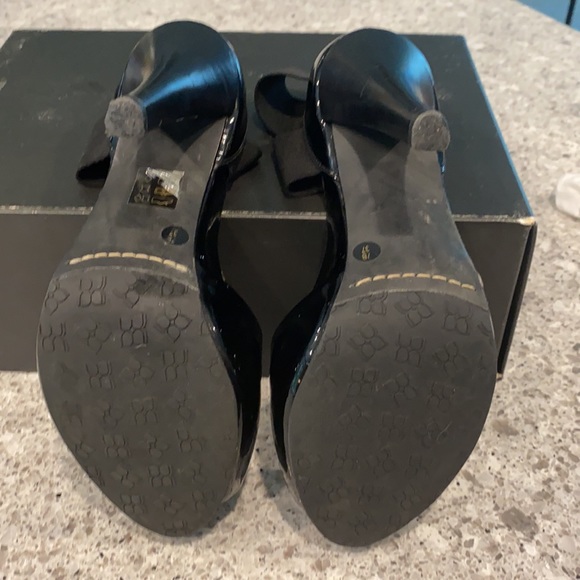 BCBG MAXAZRIA black pumps. - Picture 7 of 7